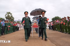Recepción de los restos de los mártires en el paso fronterizo camboyano de Bavet hasta el paso fronterizo internacional de Xa Mat, provincia de Tay Ninh. (Foto: VNA)