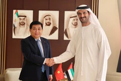 El viceprimer ministro de Vietnam Nguyen Chi Dung (izquierda) y el ministro de Economía, Abdulla Bin Touq Al Marri