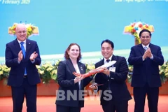 La embajadora de Nueva Zelanda en Vietnam, Caroline Beresford, entrega el certificado de apertura de nuevas rutas a Nueva Zelanda al representante de Vietjet, Nguyen Anh Tuan, vicepresidente de la junta directiva, en presencia de los primeros ministros de Vietnam y Nueva Zelanda. (Foto: VNA)