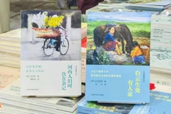 El libro “Los hanoianos: Historias de comida y bebida en otro tiempo”, del autor Vu The Long, en su versión en chino, gana el premio al Libro del Sudeste Asiático con mayor influencia en China 2025 (Fuente: VOV)