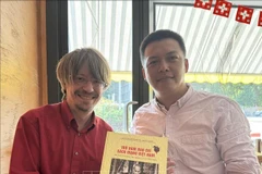 Massimiliano Ay, secretario general del Partido Comunista de Suiza, posa una foto con reportero de la VNA (Fuente: VNA)