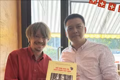 Massimiliano Ay, secretario general del Partido Comunista de Suiza, posa una foto con reportero de la VNA (Fuente: VNA)