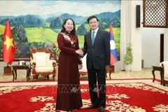 El secretario general del Partido Revolucionario Popular (PRLP) y presidente de Laos, Thongloun Sisoulith (derecha), recibe a la vicepresidenta vietnamita, Vo Thi Anh Xuan (Foto: VNA)