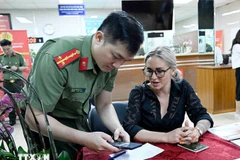 A partir del 1 de julio, el Ministerio de Seguridad Pública de Vietnam comenzará a emitir cuentas de identificación electrónica de nivel 2 para los extranjeros que posean tarjetas de residencia temporal y permanente en el país (Fuente: VNA)