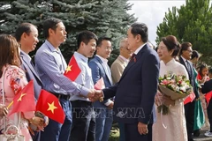 El presidente de la Asamblea Nacional de Vietnam, Tran Thanh Man, sostiene un encuentro con el personal de las misiones diplomáticas y miembros de la comunidad vietnamita en Suiza. (VNA)
