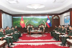 En la reunión entre el ministro de Defensa laosiano, coronel general Khamlieng Outhakaysone y coronel general Hoang Xuan Chien (Fuente: VNA)