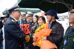 La delegación esta encabezada por el coronel Pham Dinh Thanh, comisario político adjunto de la Región 3 de la Armada (Fuente: VNA)