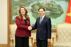 El viceprimer ministro de Vietnam, Bui Thanh Son, recibe a Ghada Waly, subsecretaria general de las Naciones Unidas (Fuente: VNA)