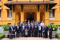 El canciller vietnamita, Le Hoai Trung, y los cónsules honorarios (Fuente: VNA)