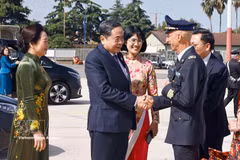 En la ceremonia de despedida del presidente de la Asamblea Nacional, Tran Thanh Man, y su esposa en el aeropuerto de Ciampino, Roma. Foto: VNA.