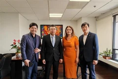 El embajador de Vietnam en México, Nguyen Van Hai (segundo de izquierda) toma una foto con la presidenta de la Comisión de Bienestar de la Cámara de Diputados de México, Ana Karina Rojo Pimentel (Fuente: VNA)