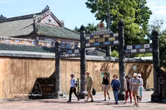 Turistas visitan la zona de la Ciudadela Imperial de Hue. (Foto: VNA)