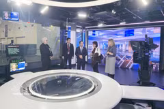 El miembro del Buró Político, secretario del Comité Central del PCV y jefe de su Comisión de Propaganda, Trinh Van Quyet, visita la infraestructura de producción de información de ABC. (Foto: VNA)