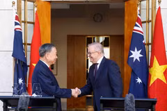 El secretario general del Partido Comunista de Vietnam y presidente de la República, To Lam, y el primer ministro de Australia, Anthony Albanese, se reúnen con la prensa (Fuente: VNA)
