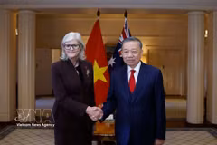 El secretario general del Partido Comunista Vietnam y presidente de la República, To Lam, y la gobernadora general de Australia, Sam Mostyn, en la ceremonia de bienvenida en la mañana del 11 de agosto de 2026 en Canberra. (Foto: VNA)