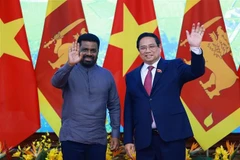 El primer ministro de Vietnam, Pham Minh Chinh (derecha) recibe al presidente de Sri Lanka, Anura Kumara Disanayaka (Fuente: VNA)