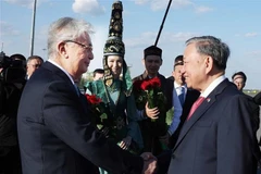 El Presidente de Kazajstán, Kassym-Jomart Tokayev, recibe al secretario general del Partido Comunista de Vietnam, To Lam en el Aeropuerto Internacional Nursultan Nazarbayev (Foto: VNA)