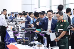Los delegados visitan los stands de la exposición durante la ceremonia de anuncio de las 3 Redes Estratégicas de Innovación de la Industria Tecnológica el 25 de agosto de 2025. (Foto: VNA)