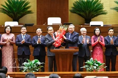 El secretario general To Lam entrega flores para felicitar al presidente de la Asamblea Nacional, Tran Thanh Man. Foto: VNA