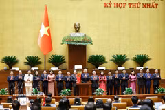 El secretario general To Lam entrega flores para felicitar al presidente de la Asamblea Nacional, Tran Thanh Man, . Foto: VNA