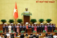 El secretario general To Lam entrega flores para felicitar al presidente de la Asamblea Nacional, Tran Thanh Man, . Foto: VNA