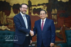 El primer ministro de Vietnam, Pham Minh Chinh, y el embajador del Reino Unido de Gran Bretaña e Irlanda del Norte en Vietnam, Iain Frew (Fuente: VNA)