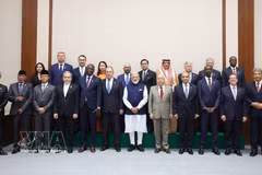 La viceministra de Asuntos Exteriores de Vietnam, Nguyen Minh Hang, posa para una foto grupal de ministros y viceministros de los países miembros y socios de los BRICS que asisten a la conferencia. Foto: VNA