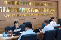 Los ciudadanos completan los trámites administrativos en el Centro de Servicios Administrativos Públicos de Khanh Hoa. Foto: VNA
