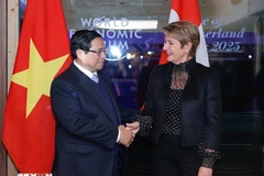 El premier vietnamita, Pham Minh Chinh, se reúne con la presidenta suiza, Karin Keller-Sutter, en el marco de su participación en la 55ª Reunión Anual del Foro Económico Mundial (WEF) en Davos (Suiza), el 21 de enero de 2025. (Foto: VNA)
