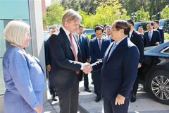 El primer ministro Pham Minh Chinh (derecha) visita la Universidad de Uppsala (Fuente: VNA)
