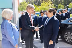 El primer ministro Pham Minh Chinh (derecha) visita la Universidad de Uppsala (Fuente: VNA)