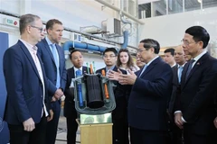 El primer ministro Pham Minh Chinh (segundo a la derecha) visita la división de ciencia e ingeniería nuclear (NSE) del Departamento de Física del Real Instituto de Tecnología (KTH) de Suecia (Foto: VNA)