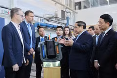 El primer ministro Pham Minh Chinh (segundo a la derecha) visita la división de ciencia e ingeniería nuclear (NSE) del Departamento de Física del Real Instituto de Tecnología (KTH) de Suecia (Foto: VNA)