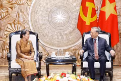 El secretario general del Partido Comunista de Vietnam, To Lam, y la vicepresidenta del Partido Popular de Camboya (CPP) y titular del Consejo Nacional del Frente de Solidaridad para el Desarrollo de la Patria de ese país, Men Sam An (Fuente: VNA)