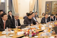 El viceprimer ministro Nguyen Chi Dung habla en la cita (tercero a la izquierda). (Fuente: VNA)