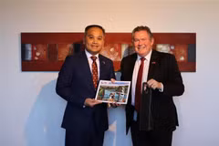 El embajador de Vietnam en Nueva Zelanda, Phan Minh Giang, y el alcalde Grant Smith (Fuente: VNA)