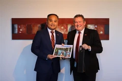 El embajador de Vietnam en Nueva Zelanda, Phan Minh Giang, y el alcalde Grant Smith (Fuente: VNA)
