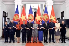El secretario del Comité Central del Partido Comunista y ministro interino de Relaciones Exteriores de Vietnam, Le Hoai Trung, recibe a los embajadores y encargados de negocios de los países miembros de la ASEAN y de Timor-Leste en Hanoi (Fuente: VNA)