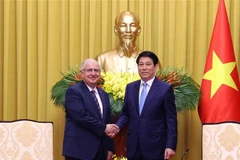 El presidente de Vietnam, Luong Cuong (derecha) recibe al ministro de Defensa de Turquía, Yasar Guler (Fuente: VNA)