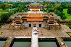 Vista desde arriba, la Ciudadela Imperial de Hue brilla con intensidad, iluminando la ciudad histórica. (Foto: nhandan.vn)