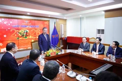 El secretario general To Lam visita y felicita el Año Nuevo a funcionarios, reporteros, editores, técnicos y trabajadores de la Radio Voz de Vietnam. Foto: VNA.