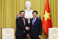 El presidente de Vietnam, Luong Cuong (derecha), recibe al presidente de la Oficina Presidencial de Mongolia, Gombojav Zandanshatar (Fuente: VNA)