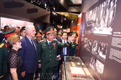 El primer secretario del Comité Central del Partido Comunista de Cuba y presidente de la República, Miguel Díaz-Canel Bermúdez, y su esposa visitan el Museo de Historia Militar de Vietnam (Fuente: VNA)
