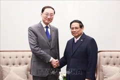 El primer ministro de Vietnam, Pham Minh Chinh (derecha) recibe al viceministro de Relaciones Exteriores de China, Sun Weidong (Fuente: VNA)