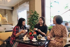 Los turistas disfrutan del té. El té vietnamita está difundiendo cada vez más su sabor e identidad cultural (Fuente: VNA)