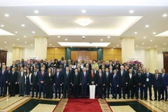 El secretario general del Partido Comunista de Vietnam, To Lam, posa una foto con los jefes de delegación (Fuente: VNA)