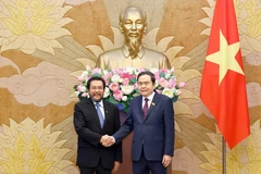El presidente de la Asamblea Nacional de Vietnam, Tran Thanh Man (derecha) recibe al vicepresidente del Consejo de Representantes Regionales (Cámara Alta) de Indonesia, Yorrys Raweyai (Fuente: VNA)