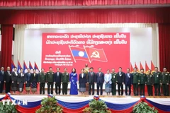 La vicepresidenta Vo Thi Anh Xuan y su par laosiana Pany Yathotou se toman una foto en la ceremonia. (Foto: VNA)