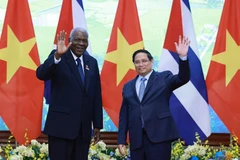 El primer ministro de Vietnam, Pham Minh Chinh y el presidente de la Asamblea Nacional del Poder Popular y del Consejo de Estado de Cuba, Esteban Lazo Hernández (Fuente: VNA)