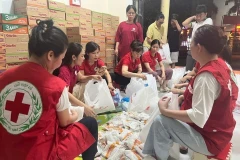 El personal de la Cruz Roja de Vietnam prepara artículos esenciales para ayudar a los hogares afectados por las inundaciones tras la tormenta Wipha. (Foto: VNA)
